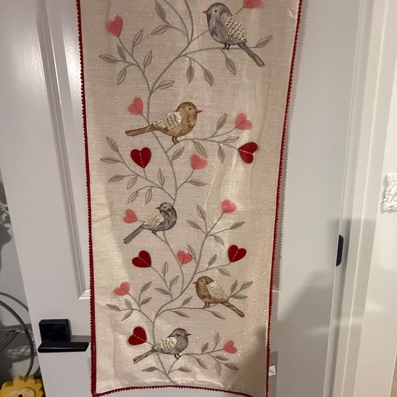 Nicole Miller Valentine Hearts & Bird Print Table Runner Sz 16 x 90 - Picture 3 of 8